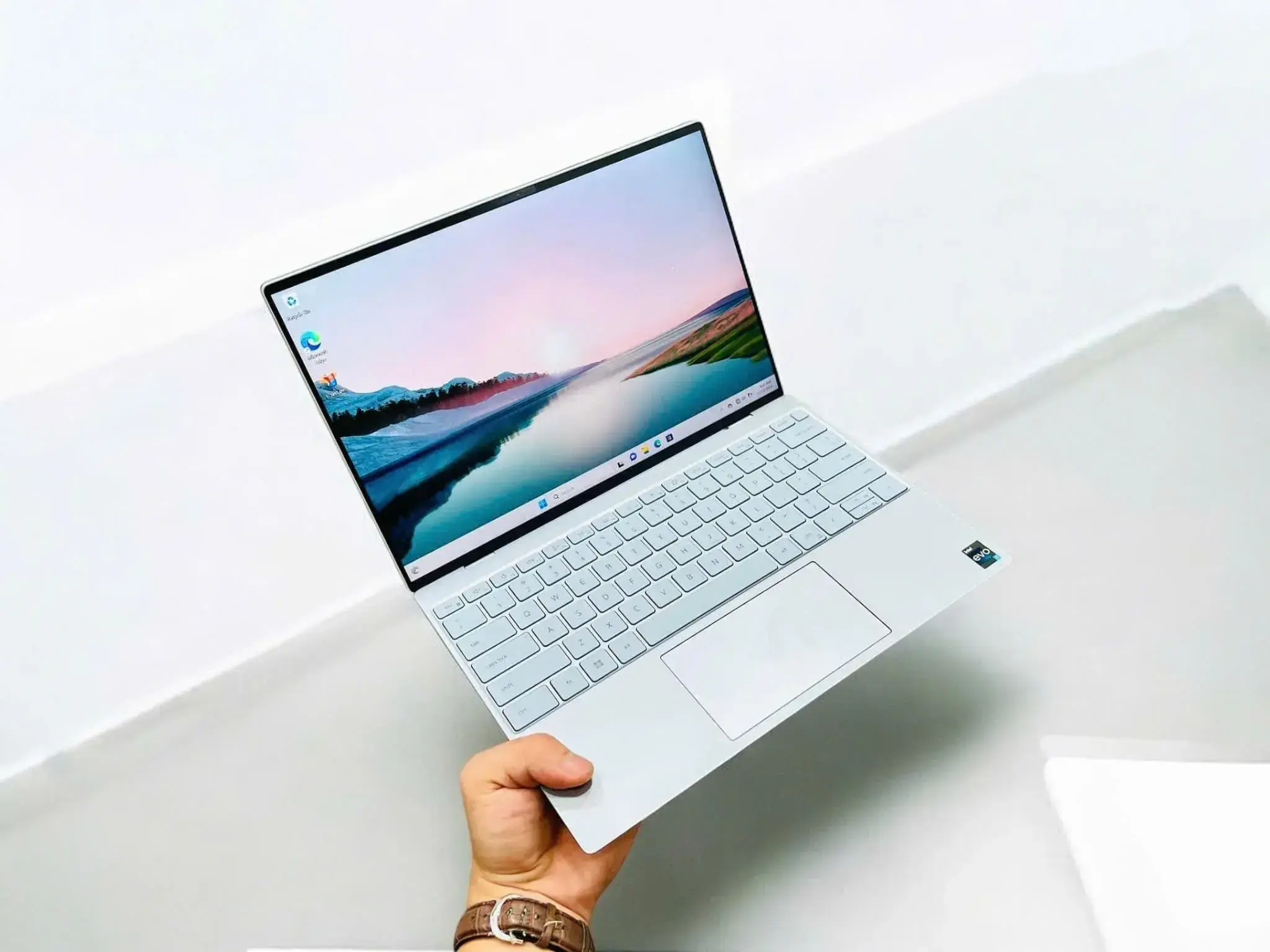 Laptop Vừa Thời Trang Vừa Mạnh Mẽ: Tại Sao Không? Khám Phá "Siêu Phẩm" Dell XPS Tại H2Tech
